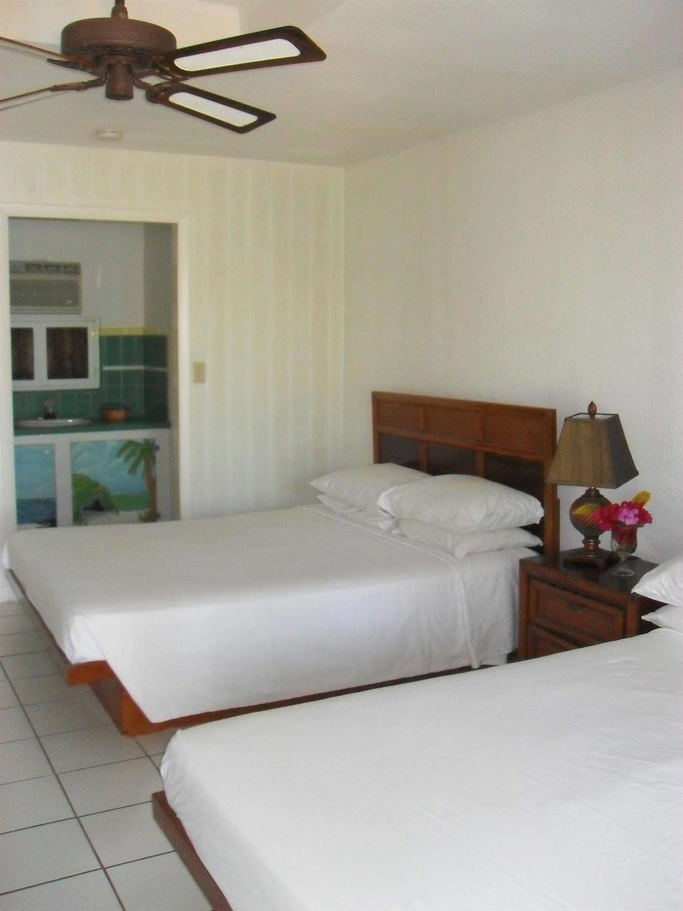 Pelican Beach Hotel Whitby ภายนอก รูปภาพ